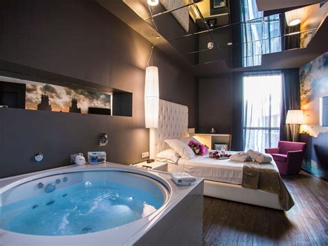 hotel with jacuzzi suites